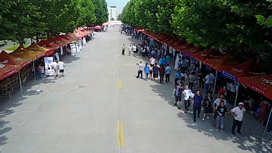 郑州工商学院会场咨询现场.jpg