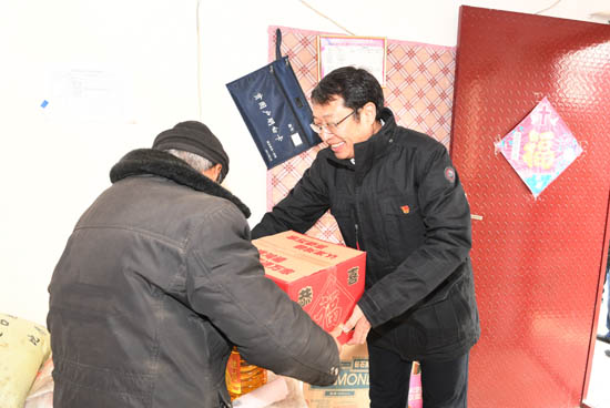 省招办副主任杜习民深入困难群众家中走访慰问.JPG