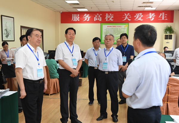 省人大常委会副主任徐济超了解普通高招录取进展情况.JPG