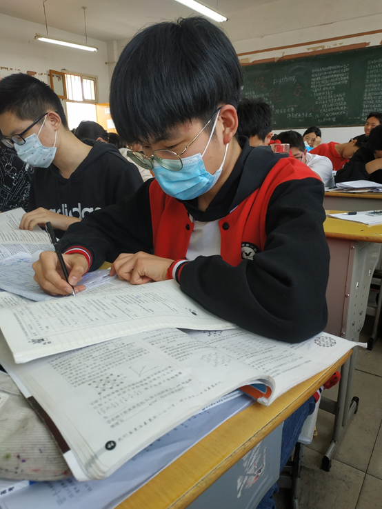 新野一高三（22）班陈广宁.png