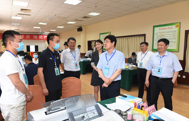 省教育厅厅长郑邦山了解高招录取工作情况，充分肯定抗灾保录工作.jpg