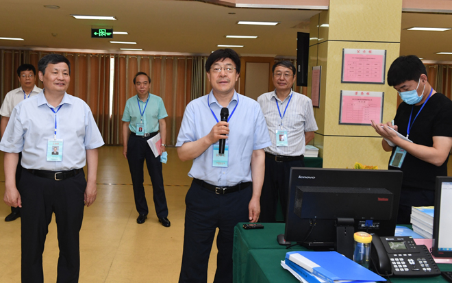 省教育厅厅长郑邦山检查高招录取防汛救灾工作看望招生工作人员.jpg