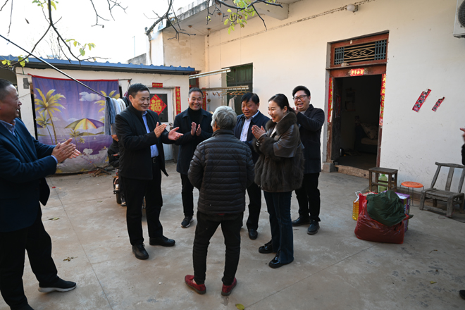 省教育考试院党委书记刘刚到困难群众家中走访慰问.jpg
