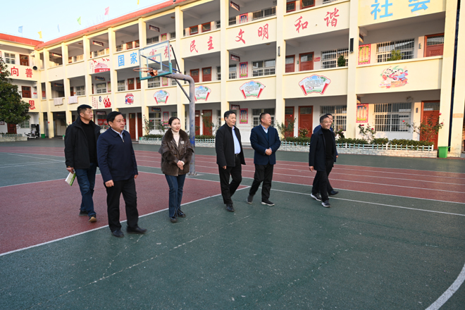 省教育考试院党委书记刘刚到太山庙乡小学考察学校基础设施情况.jpg
