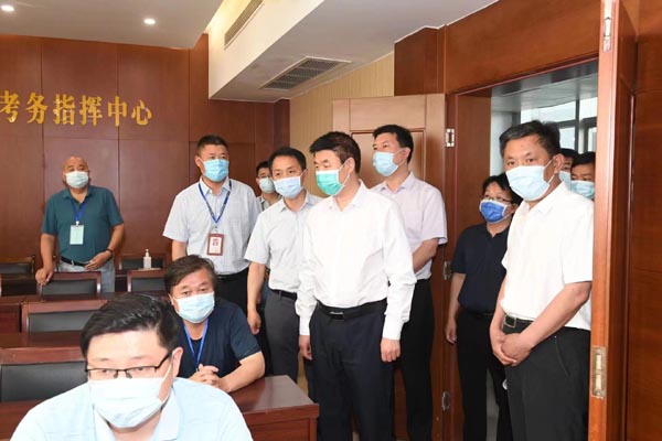 省教育厅厅长宋争辉在巩义市国家教育考试考务指挥中心检查考前准备.jpg