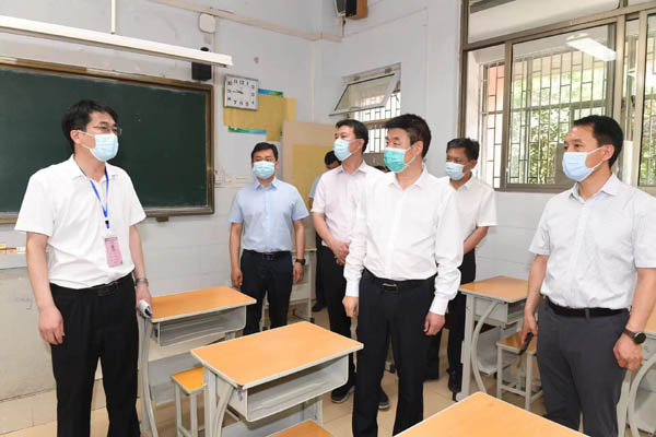 省教育厅厅长宋争辉在考点检查标准化考场设置情况.jpg