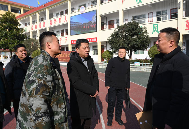 董学胜在太山庙乡中心小学调研帮扶工作.jpg